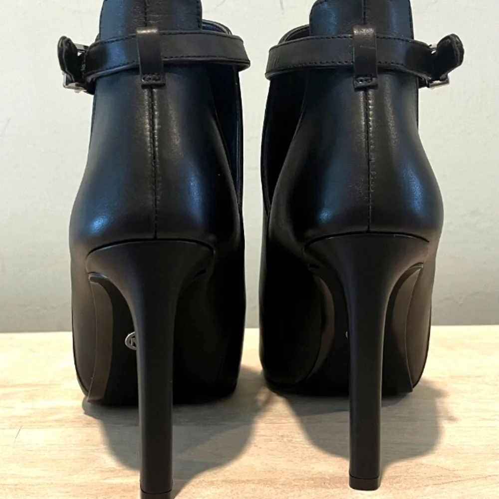 Michael Kors Lawson Black Leather Open Toe Boot  Size 7M   New Without B…‎